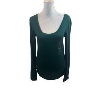 Brand new with Tags Ladies Mudd Solid Green Scoop Neck Long Sleeve T-Shirt Med